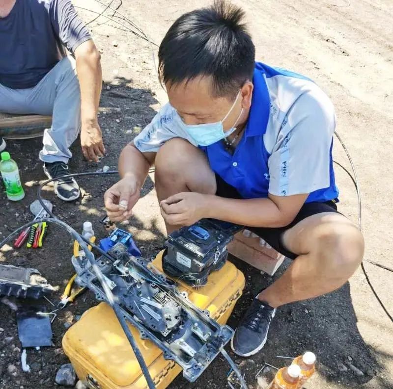 信號(hào)守護(hù)者 酷暑嚴(yán)寒中，電信人打通通訊“最后一公里”